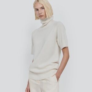 440ME ESSENTIAL WOOL SHORT SLEEVE TURTLENECK in ECRU (CREAMY BEIGE)
